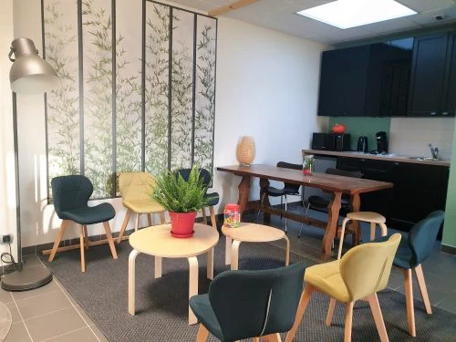 La salle d’attente du Cocon d’Alfred, un espace convivial à Besançon